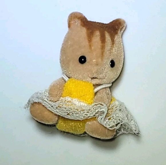 SYLVANIAN FAMILIES 1985 Epoch squirrel figure / baby girl with yellow outfit - Picture 2 of 4
